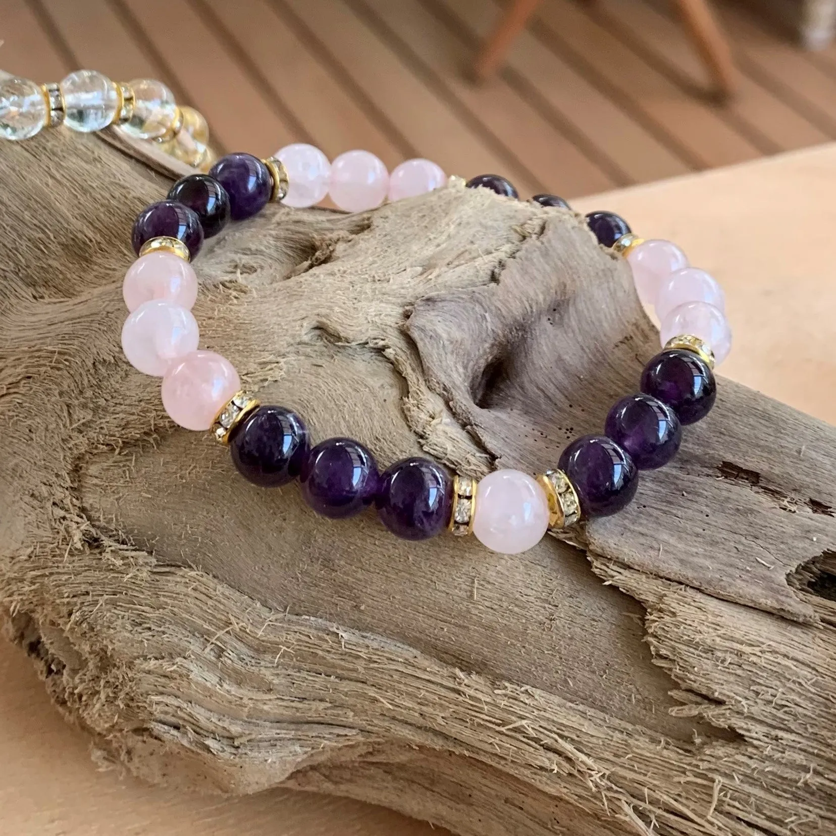 Amethyst and rose quartz bracelet in natural pearls