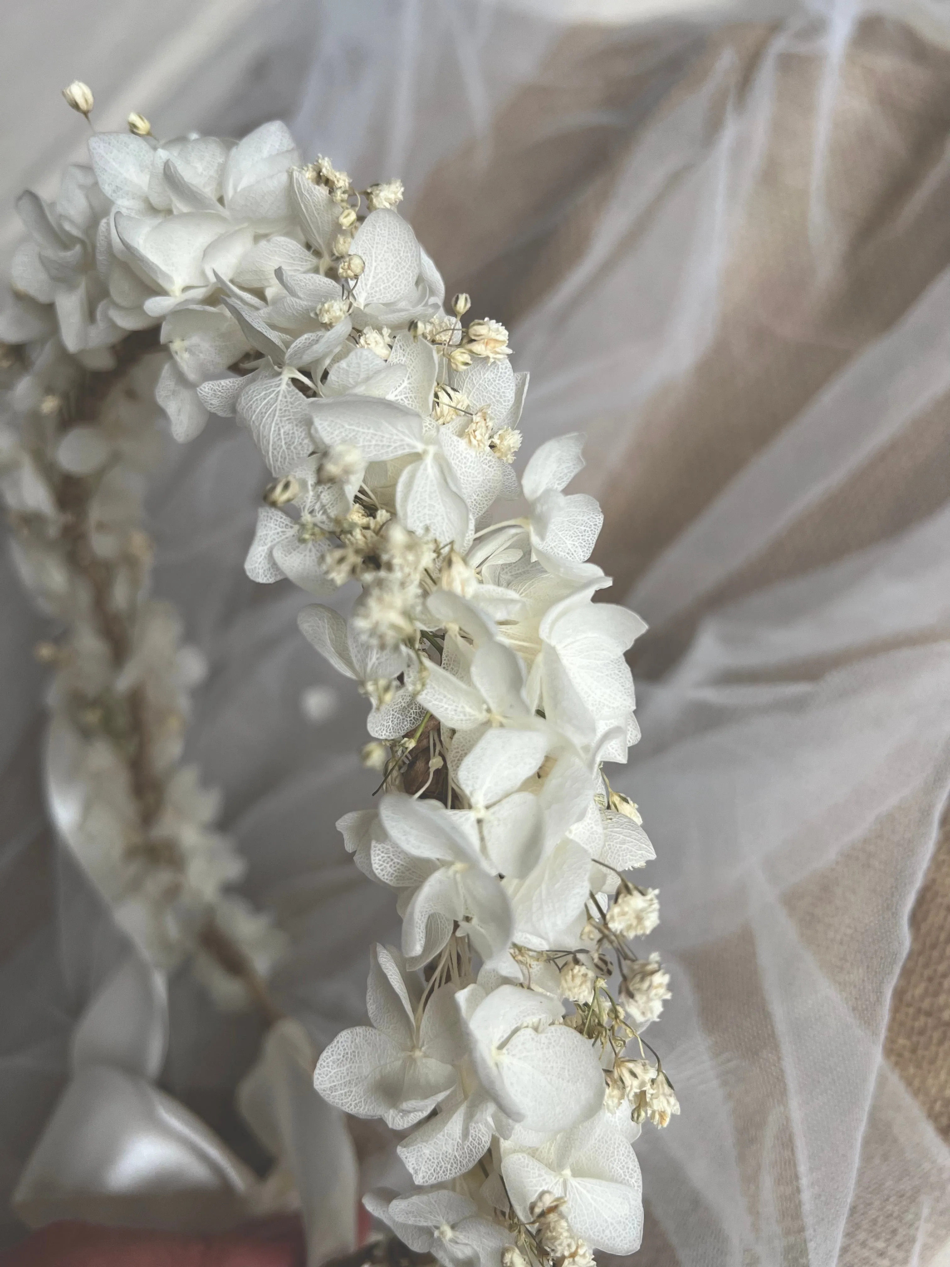 Boho Flower Crown, White Hydrangea and Gypsophila Headband, Dried Flower Hair Wreath for Brides, Minimal Wedding Tiny Floral Crown