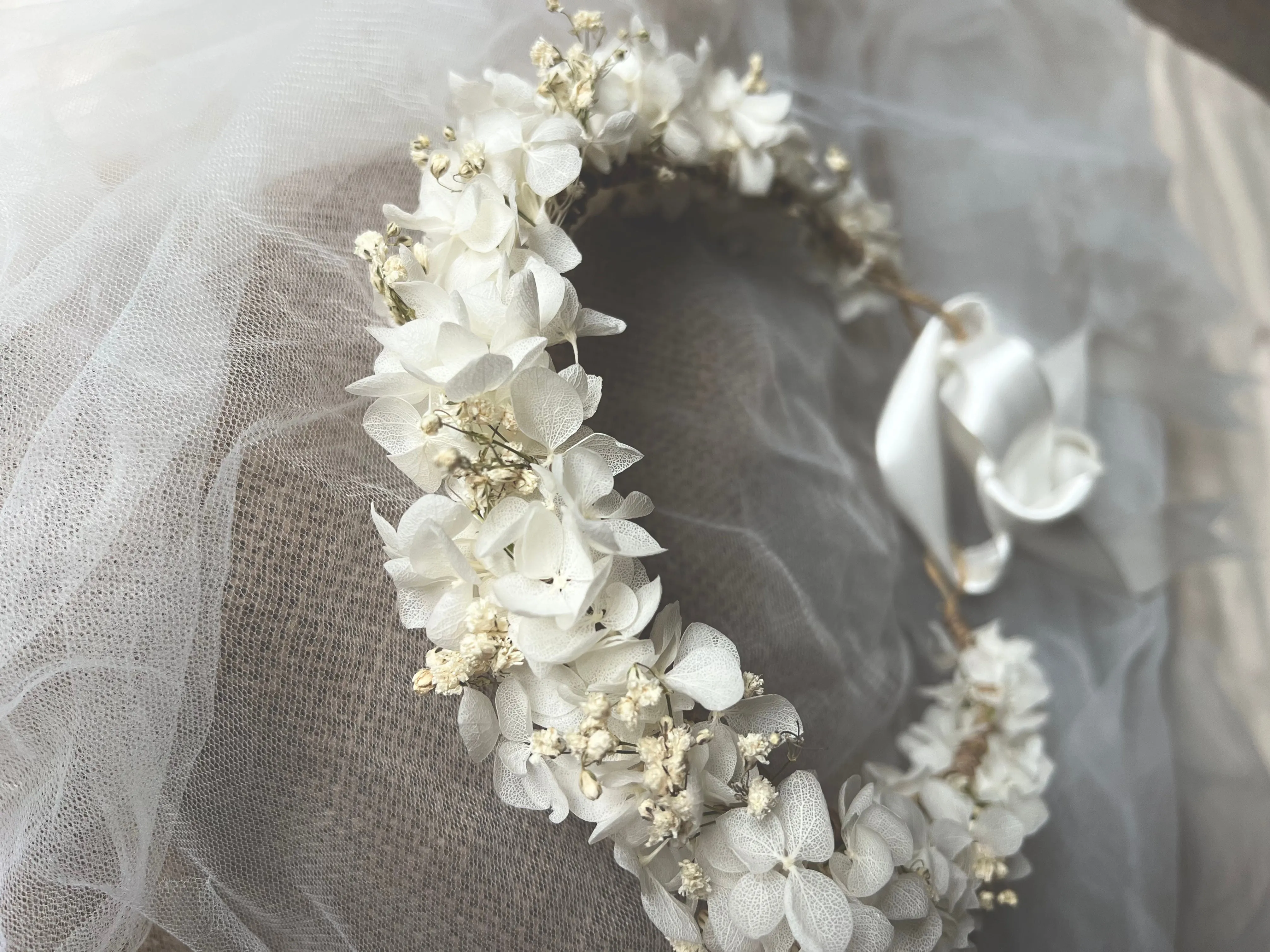 Boho Flower Crown, White Hydrangea and Gypsophila Headband, Dried Flower Hair Wreath for Brides, Minimal Wedding Tiny Floral Crown