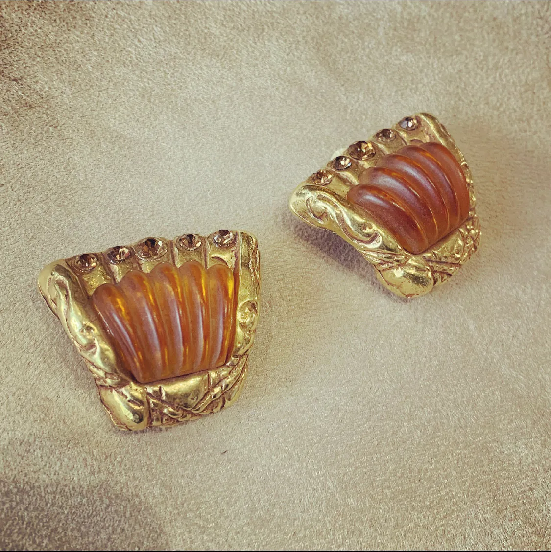 Kalinger Paris Amber scalloped clip on earrings