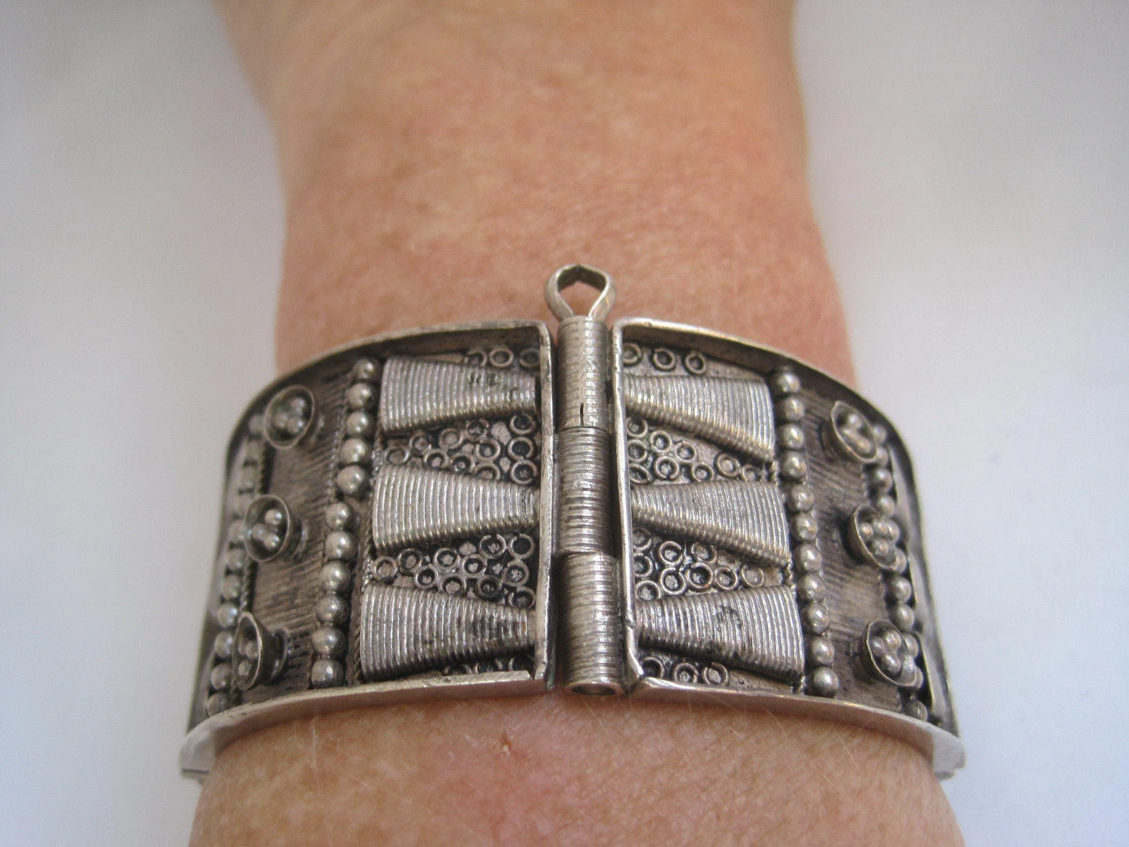 La Scuola Di Orafi E Argentieri Di Tripoli Bracelet. Silver Hinged Bangle