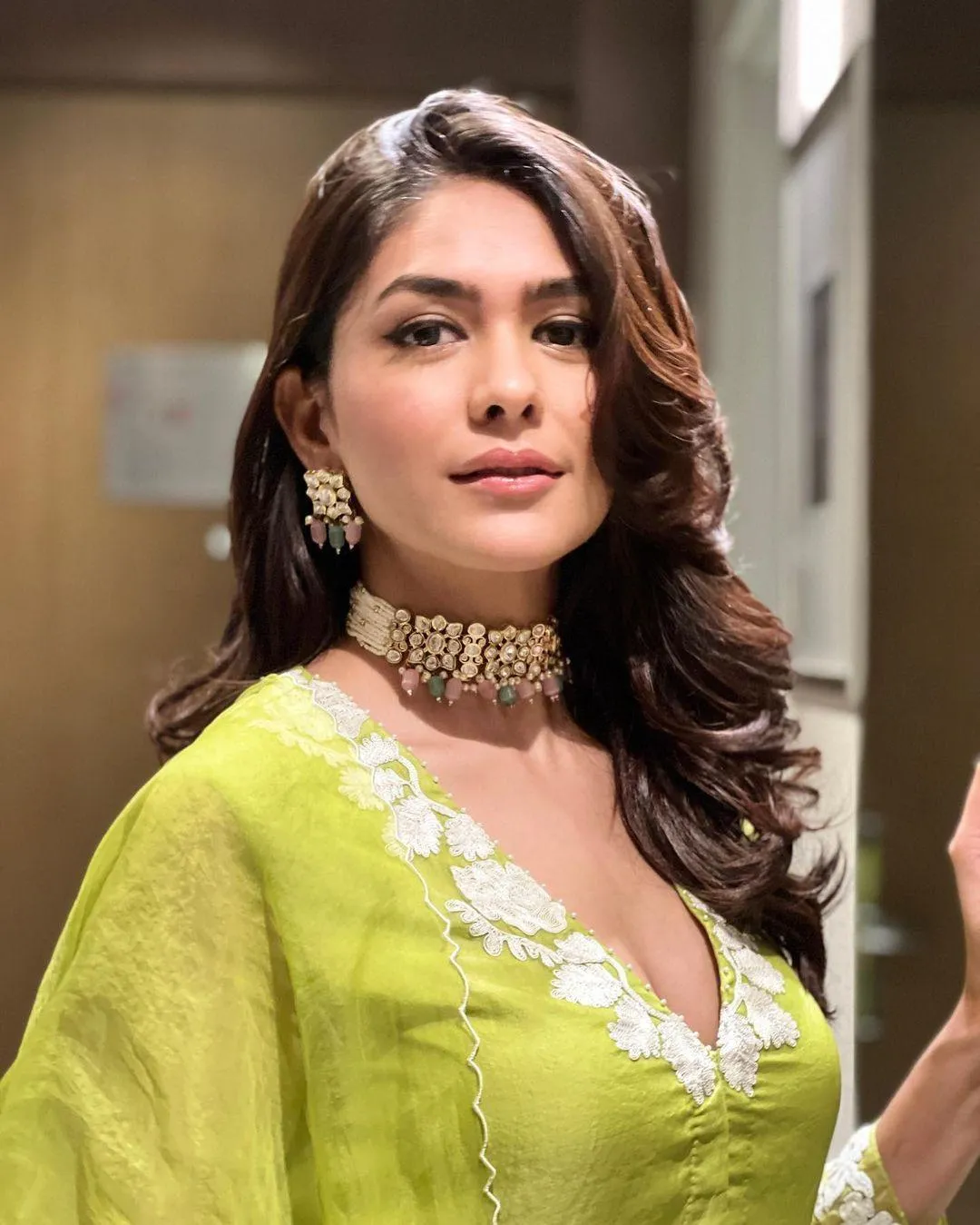 Mrunal Thakur In Crystal Faux Pearl Choker Necklace Set